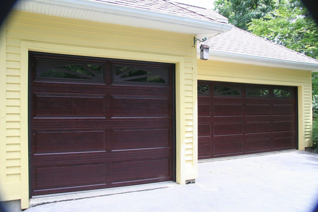 raynor-residential-garage-doors-1024x683 Traditional vs. Contemporary: Raynor Residential Garage Doors for Different Home Styles